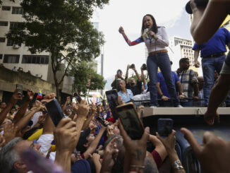 La líder antichavista María Corina Machado pronuncia un discurso este jueves, en una manifestación en Caracas (Venezuela) EFE/ Ronald Peña R.