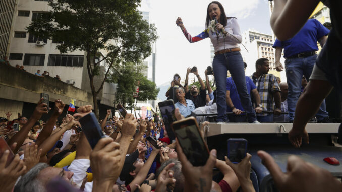 La líder antichavista María Corina Machado pronuncia un discurso este jueves, en una manifestación en Caracas (Venezuela) EFE/ Ronald Peña R.
