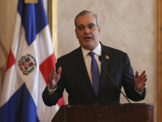 El presidente de República Dominicana, Luis Abinader habla en el Palacio Nacional este jueves, en Santo Domingo (República Dominicana). EFE/ Orlando Barría