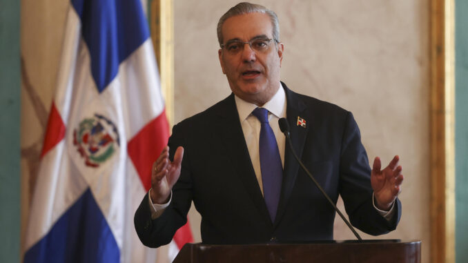 El presidente de República Dominicana, Luis Abinader habla en el Palacio Nacional este jueves, en Santo Domingo (República Dominicana). EFE/ Orlando Barría
