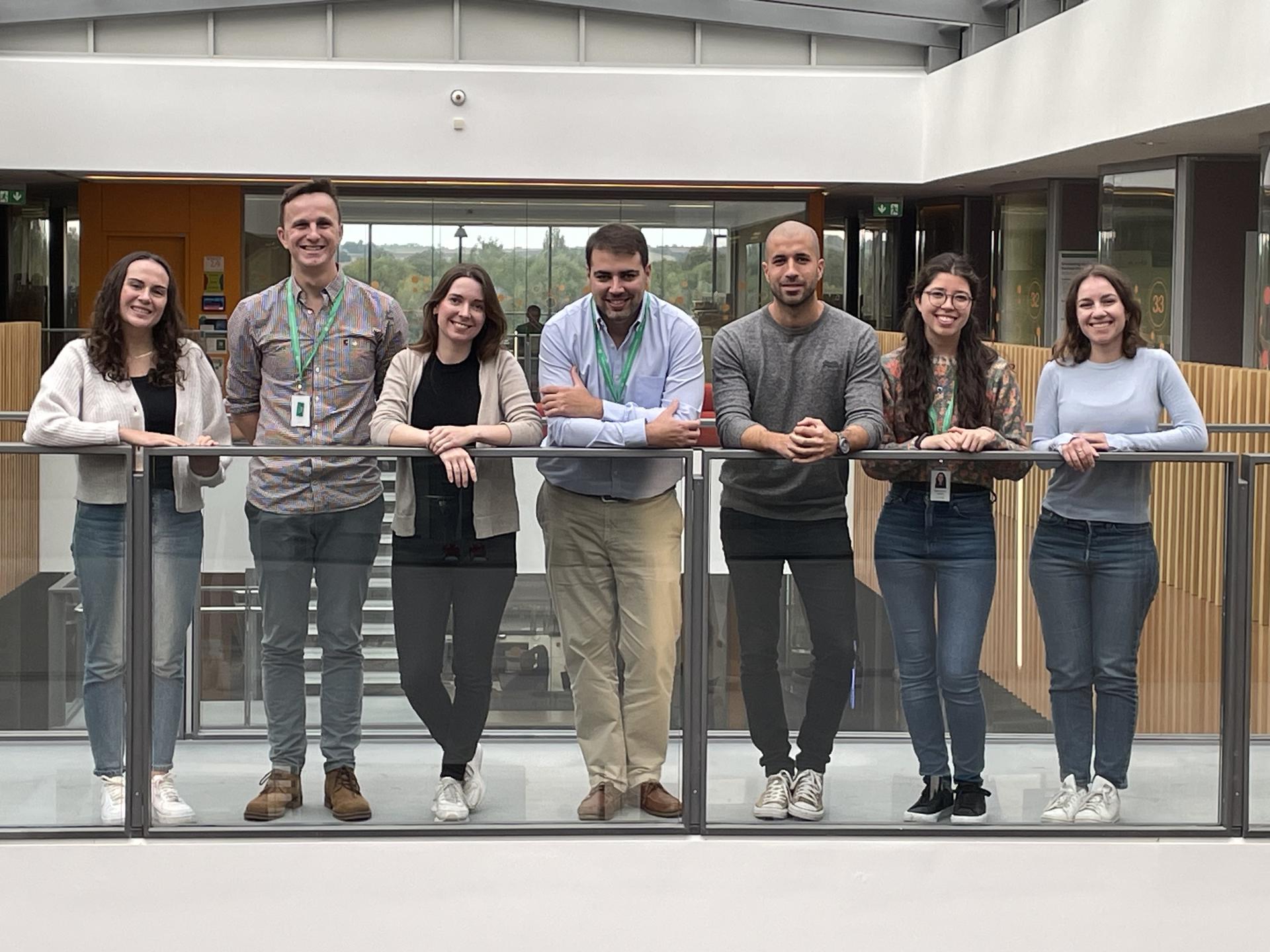 Grupo de investigación de Isidro Cortes-Ciriano (en el centro) en el EMBL-EBI. Crédito: Vicky Hatch/EMBL-EBI
