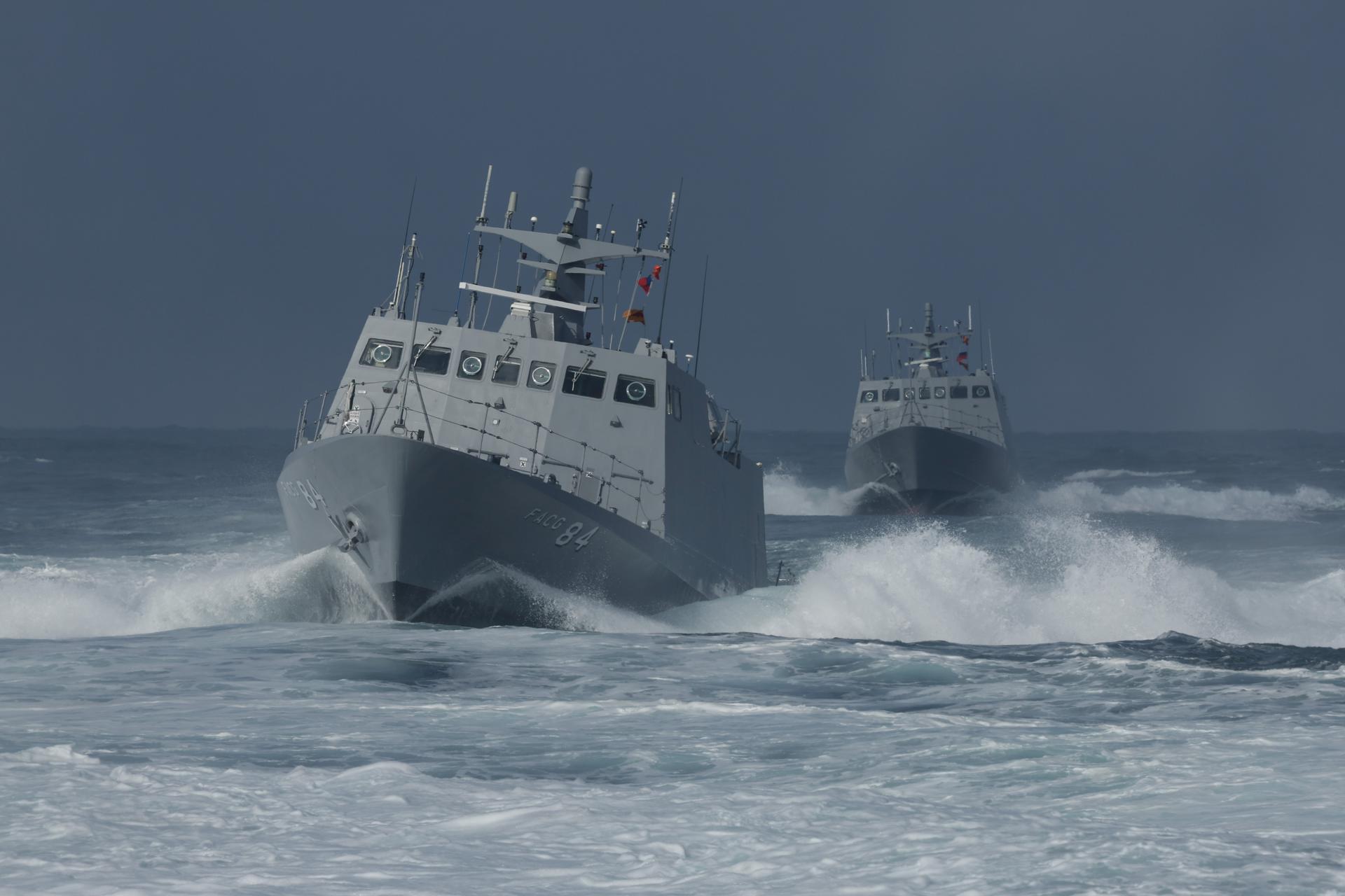 Los barcos misilísticos clase Kuang Hua VI de la marina de Taiwán maniobran durante un simulacro en Kaohsiung (Taiwán), 09 de enero de 2025. EFE/EPA/Ritchie B. Tongo
