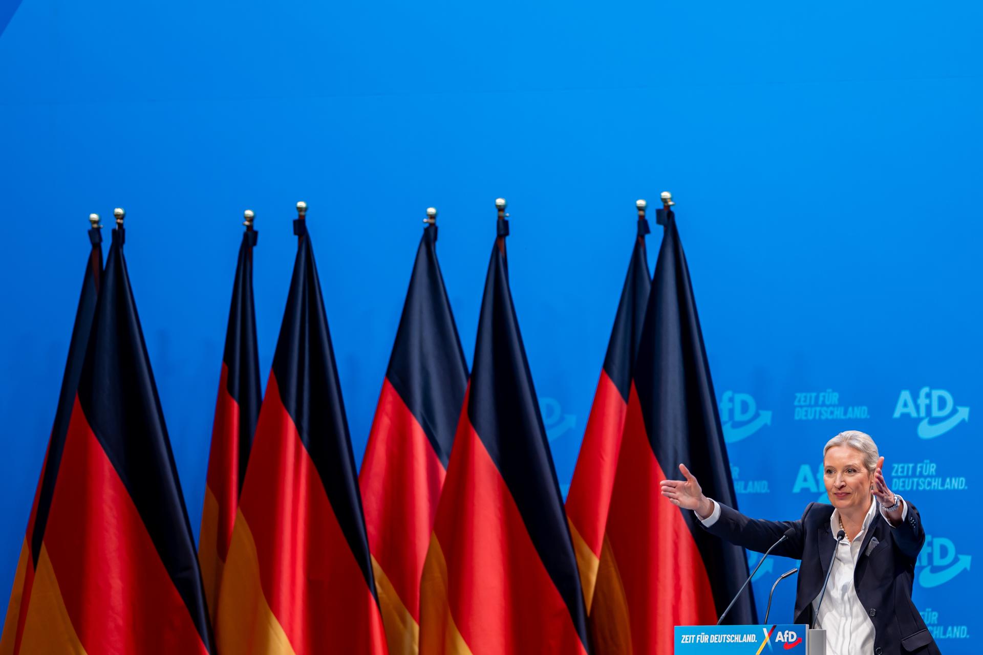 La colíder de Alternativa para Alemania (AfD), Alice Weidel, durante su intervención en el congreso federal de este partido ultraderechista, celebrado en la ciudad de Riesa, que la ratificó como candidata a las elecciones del próximo 23 de febrero. EFE/EPA/Martin Divisek
