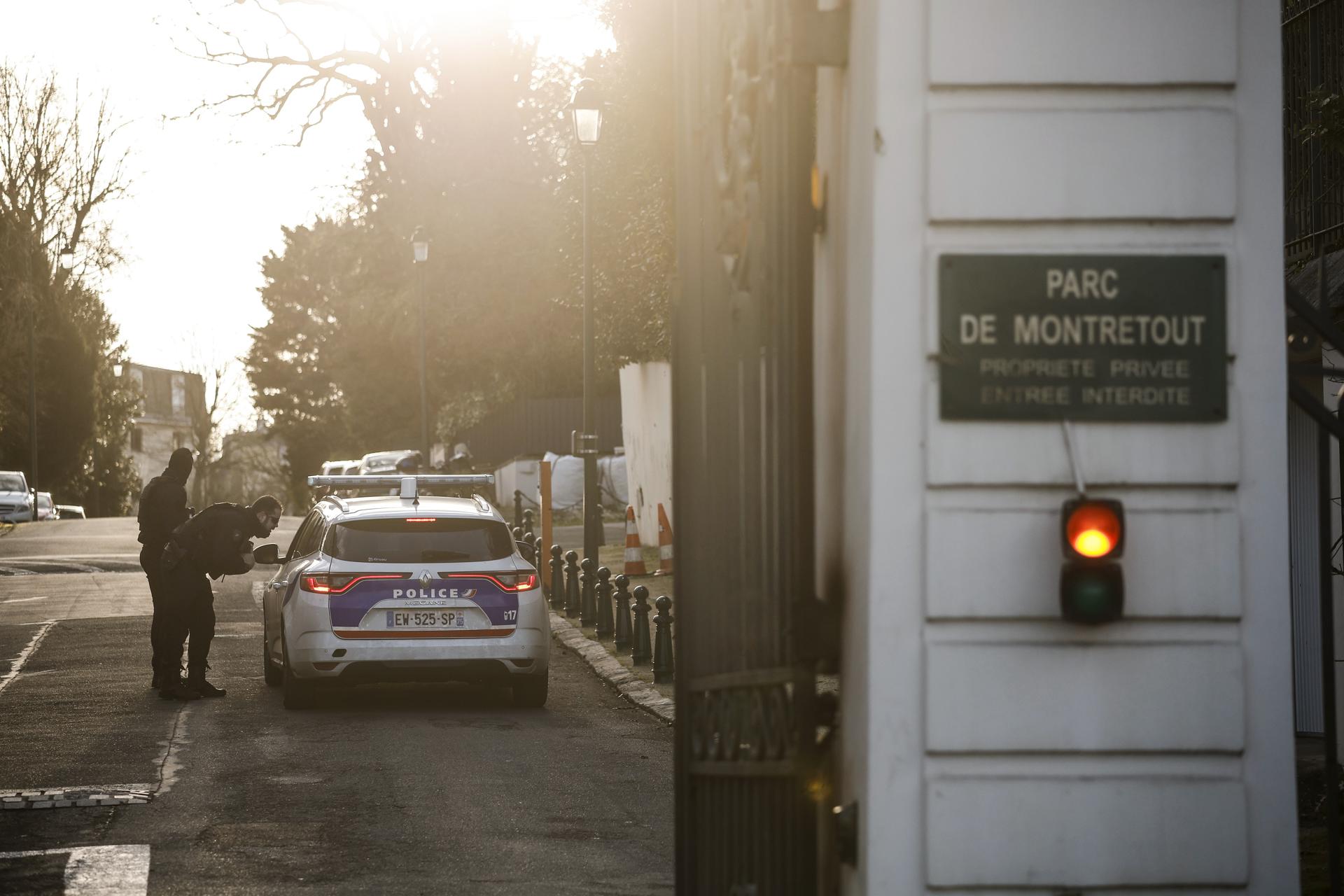 La policía francesa se encuentra cerca de la casa familiar del fallecido ex presidente del Frente Nacional (FN) Jean-Marie Le Pen en Saint-Cloud, cerca de París, Francia, 07 de enero de 2025. El ex presidente del Frente Nacional (FN) Jean-Marie Le Pen falleció el 07 de enero de 2025, a la edad de 96 años. (Francia) EFE/EPA/YOAN VALAT
