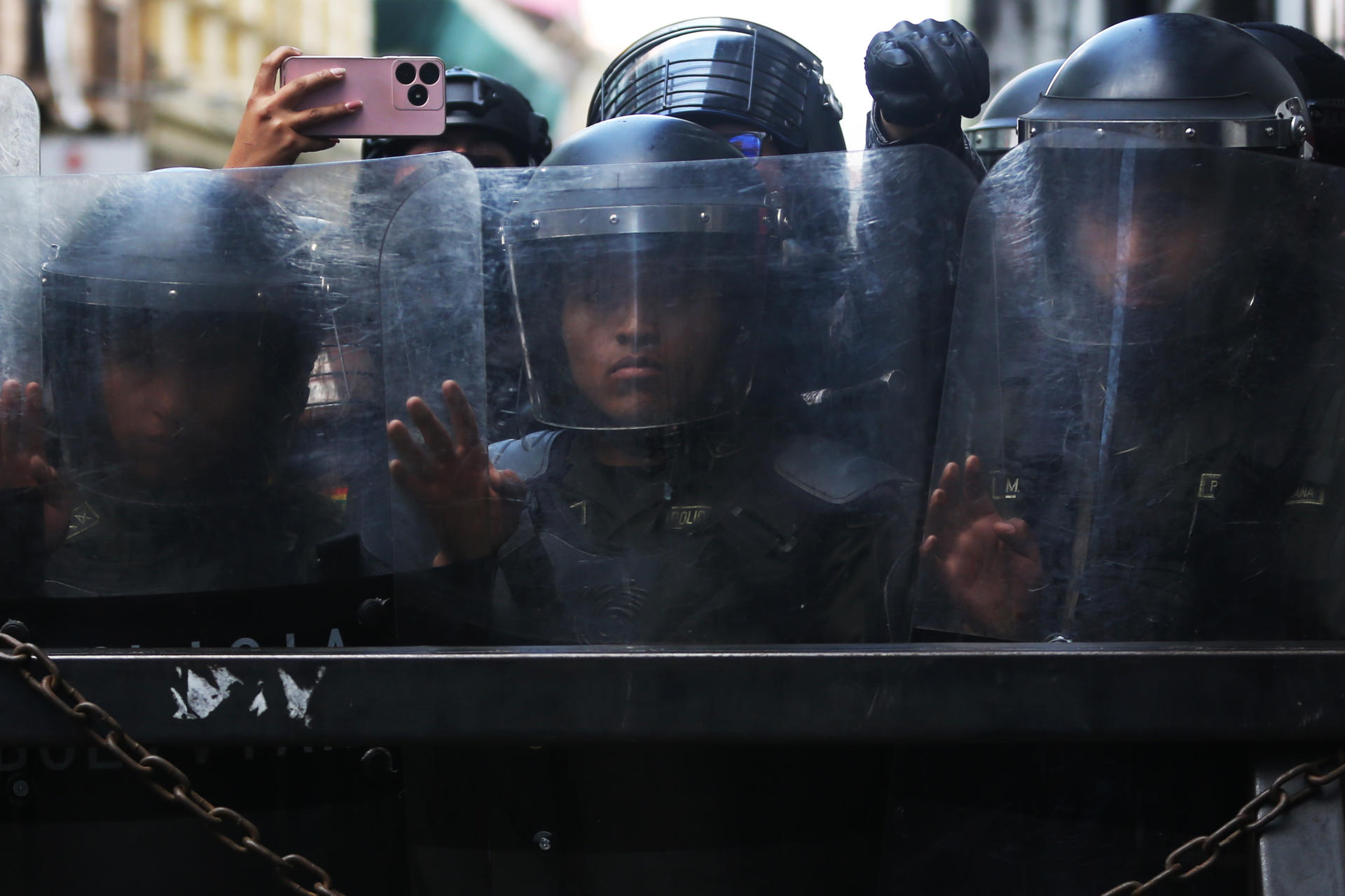 Miembros de la policía boliviana custodian el ingreso a la plaza Murillo este martes, en La Paz (Bolivia). EFE/Luis Gandarillas
