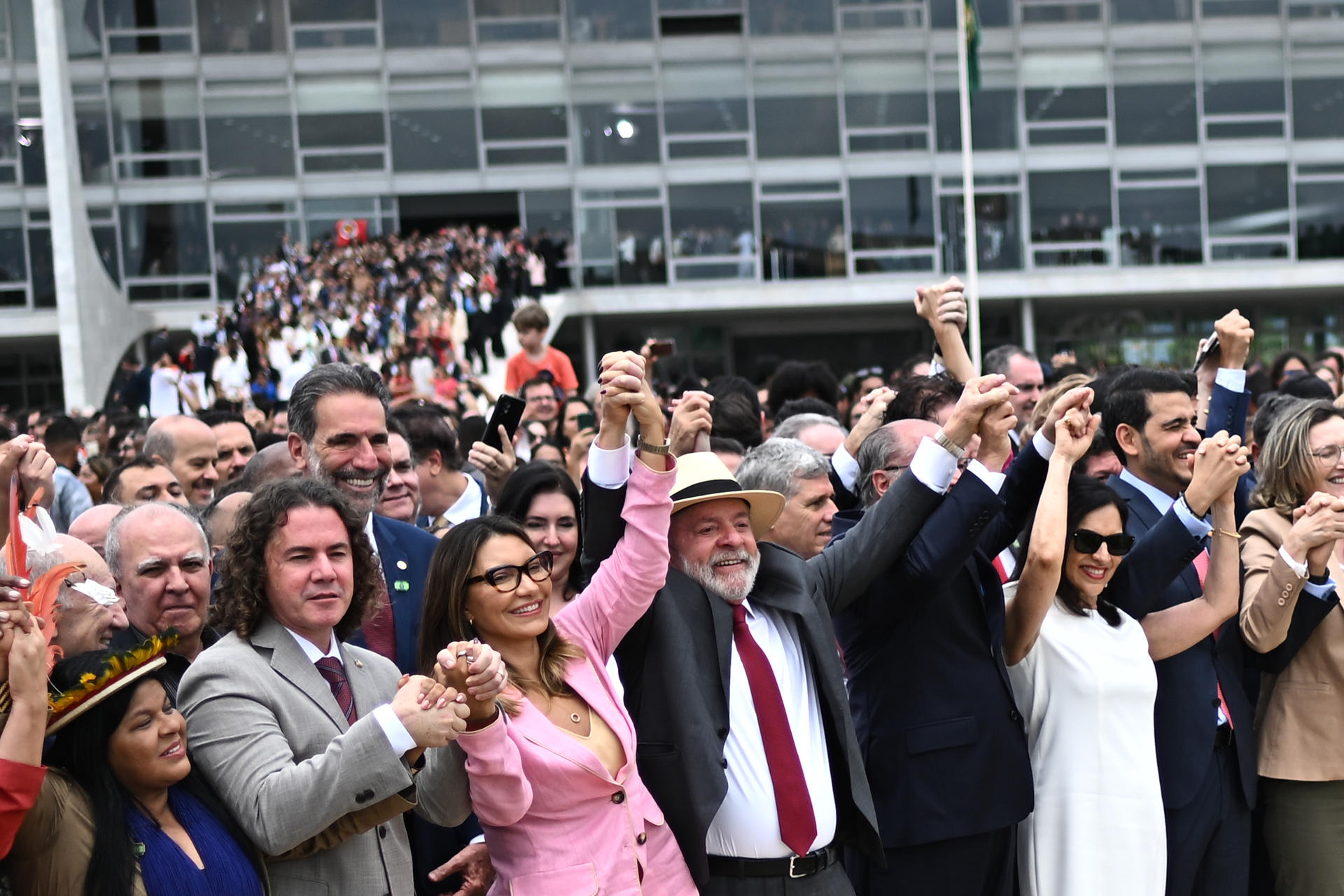 El presidente de Brasil, Luiz Inácio Lula da Silva (c), participa en una ceremonia en recuerdo de la asonada golpista del 8 de enero de 2023, este miércoles en el Palacio de Planalto, en Brasilia (Brasil). EFE/ Andre Borges
