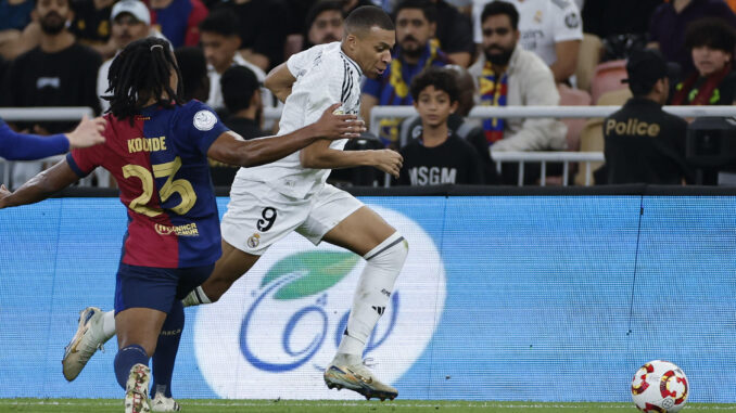 El delantero francés del Real Madrid Kylian Mbappé (d) se escapa de Jules Koundé, del FC Barcelona, durante el partido de la final de la Supercopa de España de fútbol entre el Real Madrid y el FC Barcelona, este domingo en Yeda, Arabia Saudí. EFE/ Alberto Estévez
