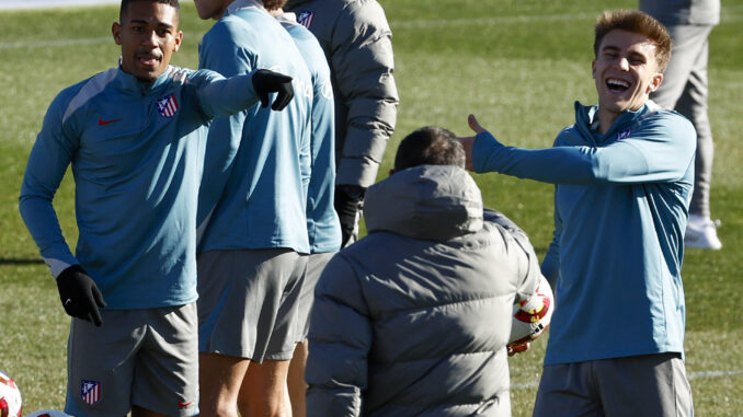 Lino y Barrios, en un momento del entrenamiento. EFE/Chema Moya
