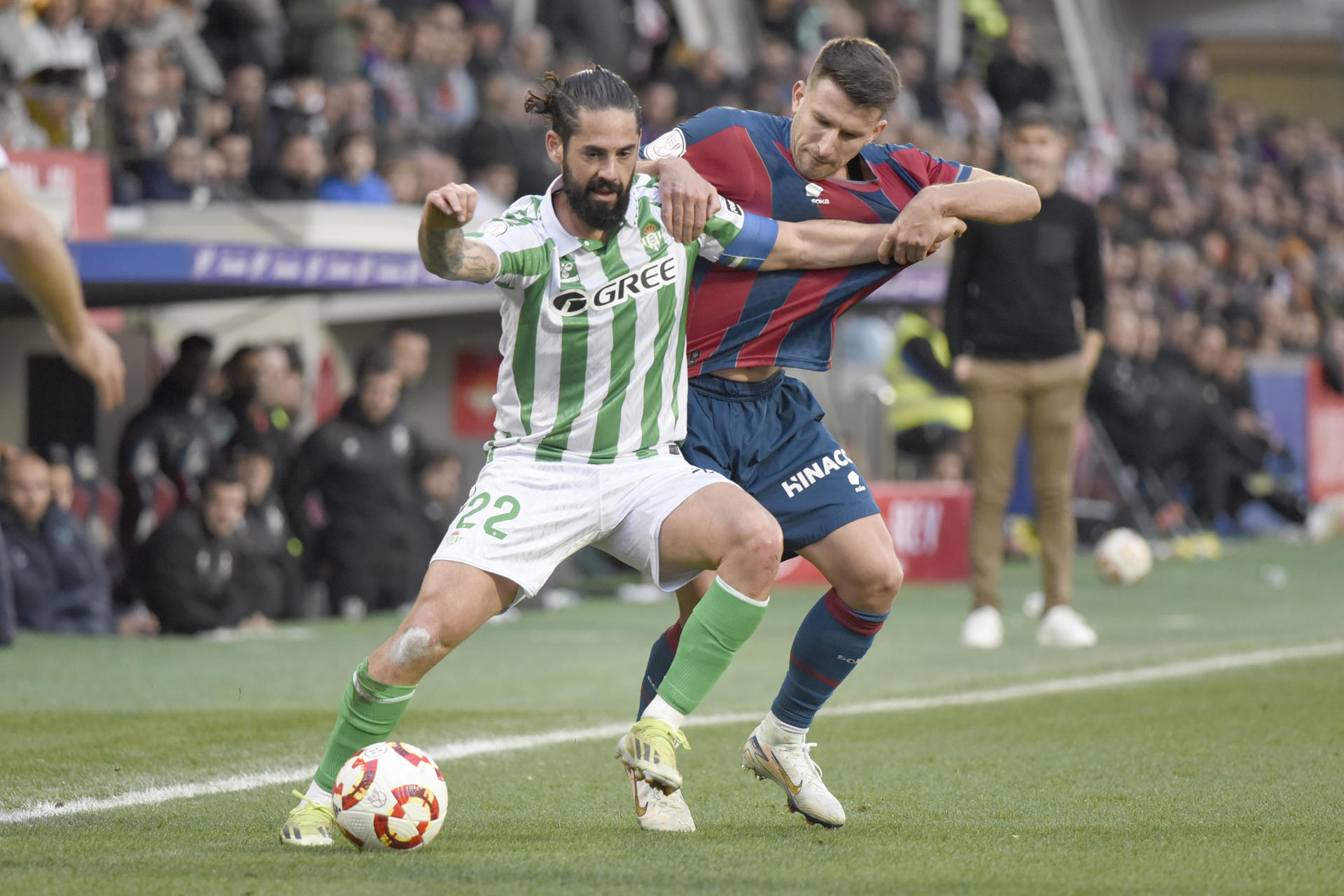 El centrocampista del Betis Isco Alarcón, y el centrocampista del Huesca Gerard Valentín, este sábado durante el partido de tercera ronda de la Copa del Rey celebrado en el estadio El Alcoraz.-EFE/ Javier Blasco
