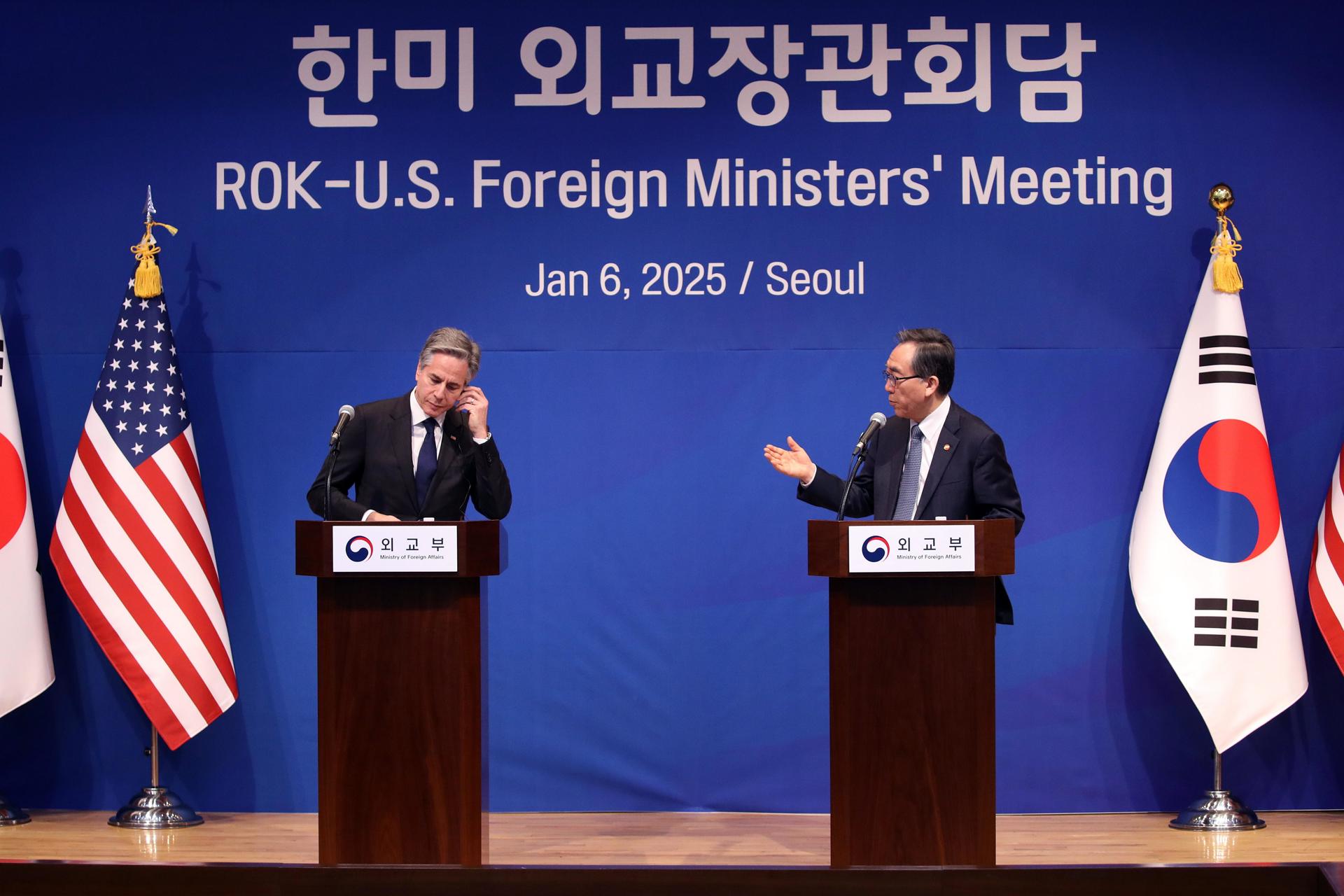 El secretario de Estado de EE.UU., Antony Blinken (I), en rueda de prensa con el ministro de Relaciones Exteriores de Corea del Sur, Cho Tae-yul (D) este lunes en Seúl. EFE/EPA/Chung Sung-Jun / POOL
