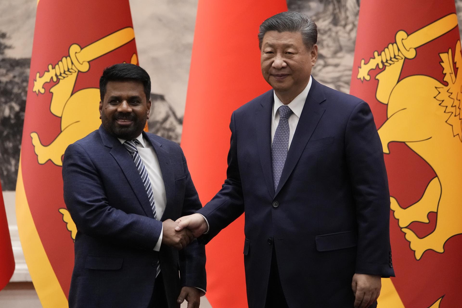 El presidente chino, Xi Jinping (d), estrecha la mano del presidente de Sri Lanka, Anura Kumara Dissanayake (i), durante una ceremonia de firma en el Gran Salón del Pueblo en Beijing, China, el 15 de enero de 2025. EFE/EPA/Aaron Favila / POOL Pool Photo
