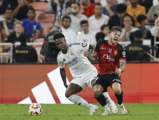 Vinicius Jr (I) y Maffeo, en un momento de la semifinal de la Supercopa de España que enfrentó al Real Madrid y al Mallorca en Yeda (Arabia Saudí). EFE/ Alberto Estevez