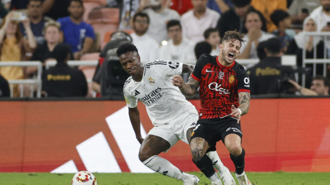 Vinicius Jr (I) y Maffeo, en un momento de la semifinal de la Supercopa de España que enfrentó al Real Madrid y al Mallorca en Yeda (Arabia Saudí). EFE/ Alberto Estevez
