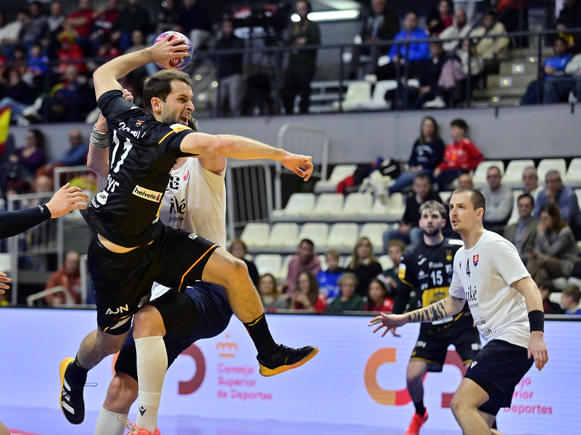 Fotografía de una jugada este viernes, durante la tercera jornada del Torneo Internacional de España 2025, entre España y Eslovaquia, en el Pabellón Ciutat de Castelló. EFE/ J.L. Recio Rfebm
