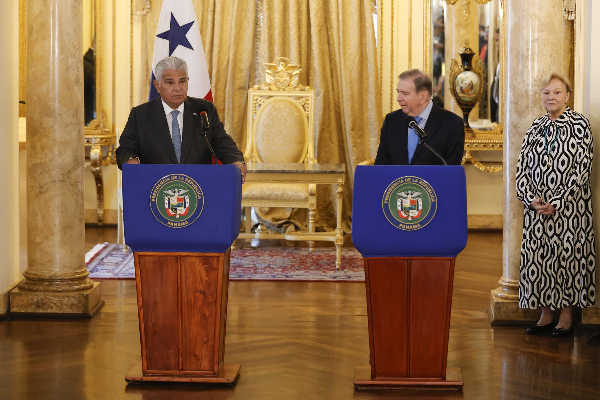 El presidente de Panamá, José Raúl Mulino (i), habla junto al líder opositor venezolano Edmundo González Urrutia (c) y su esposa Mercedes López en una declaración conjunta con este miércoles, en el salón Amarillo del Palacio de las Garzas (sede de Gobierno) en la Ciudad de Panamá (Panamá). EFE/ Bienvenido Velasco
