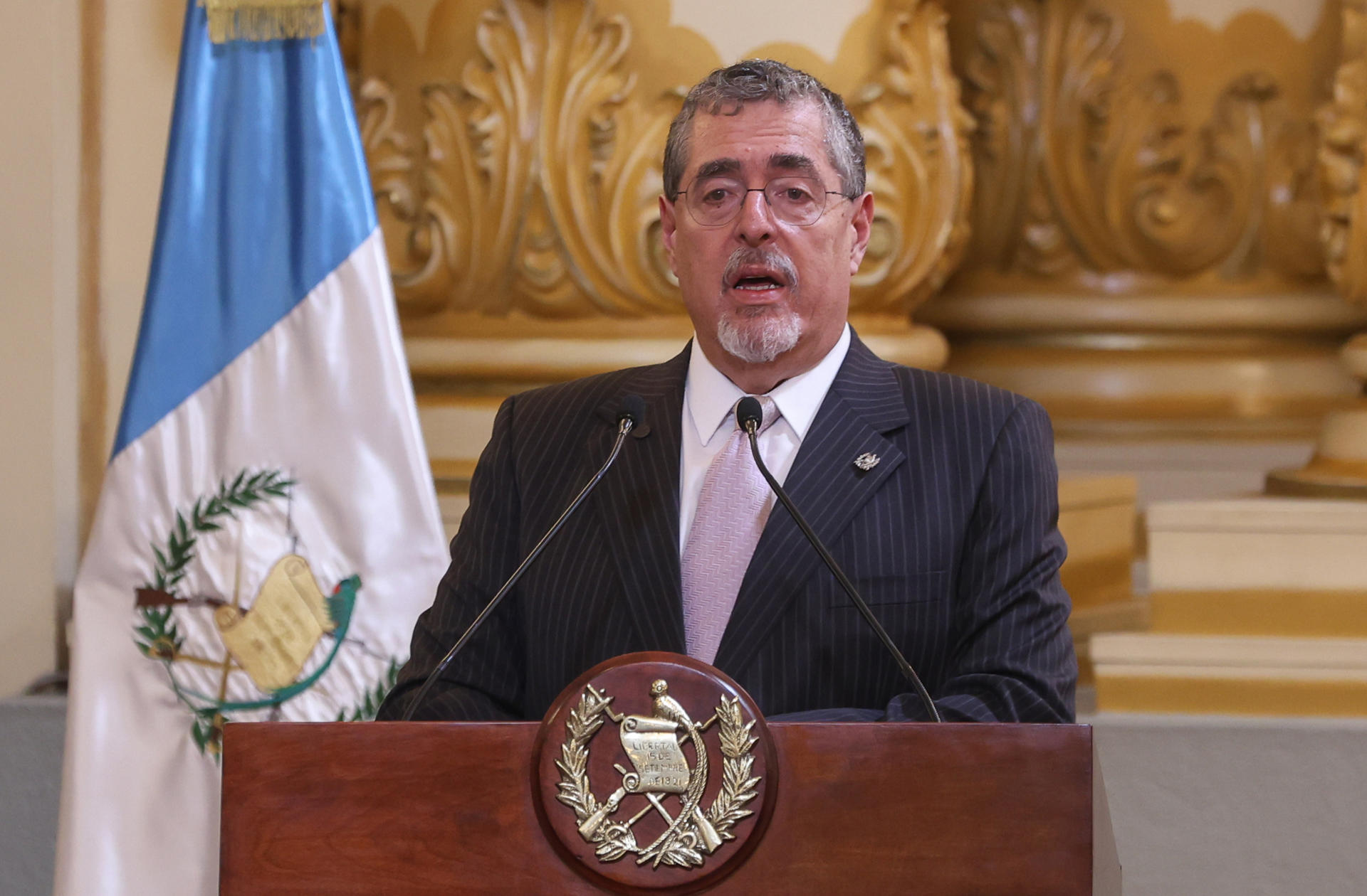 El presidente de Guatemala, Bernardo Arévalo de León habla en el Palacio Nacional de la Cultura este 10 de enero de 2025, en Ciudad de Guatemala (Guatemala). EFE/ Mariano Macz
