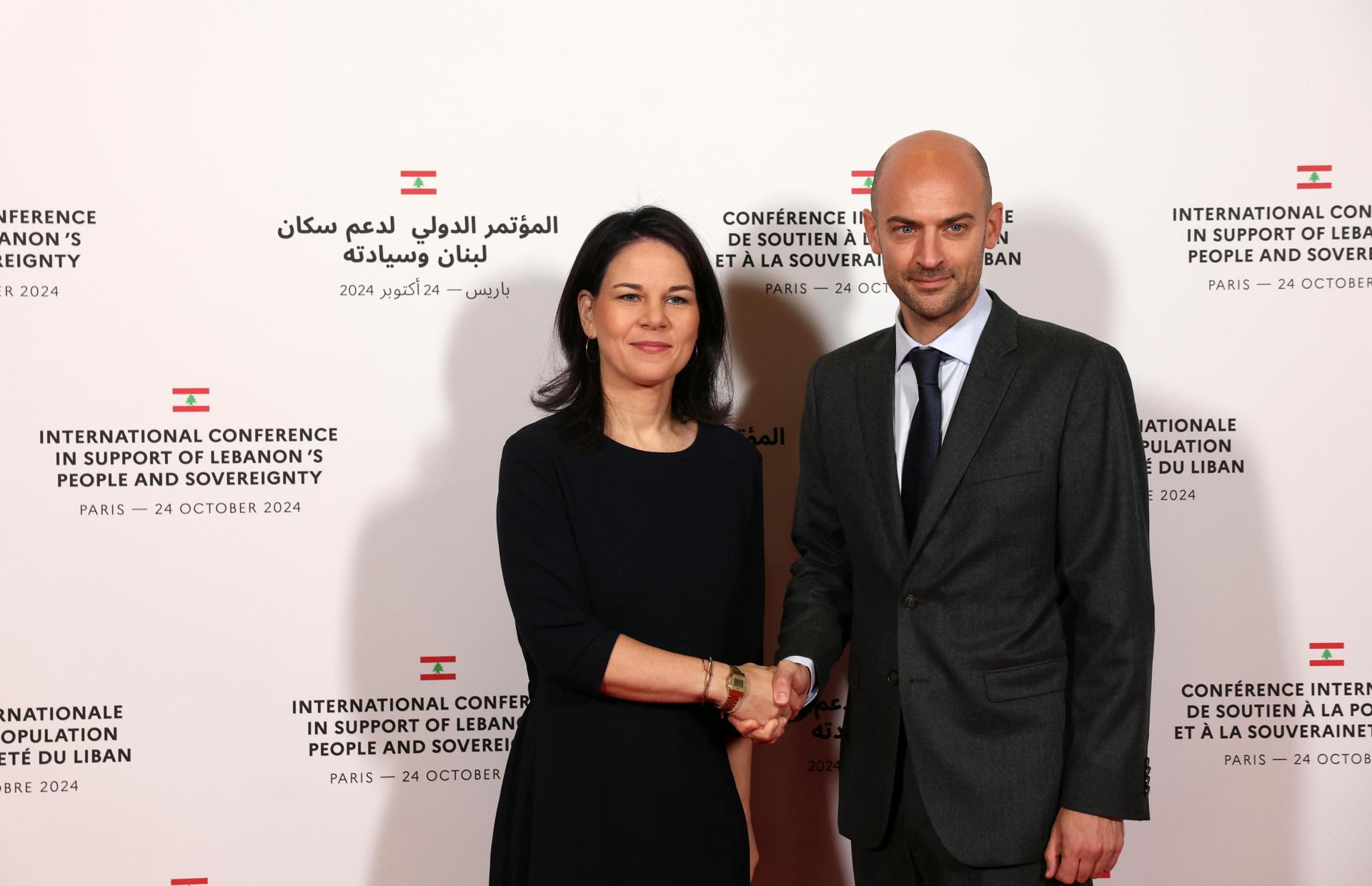 La ministra de Relaciones Exteriores de Alemania, Annalena Baerbock (I), estrecha la mano del ministro de Asuntos Exteriores de Francia, Jean-Noel Barrot, durante una conferencia internacional de ayuda en apoyo a Líbano, en París, Francia, 24 de octubre de 2024. EFE/EPA/ALAIN JOCARD / POOL MAXPPP OUT
