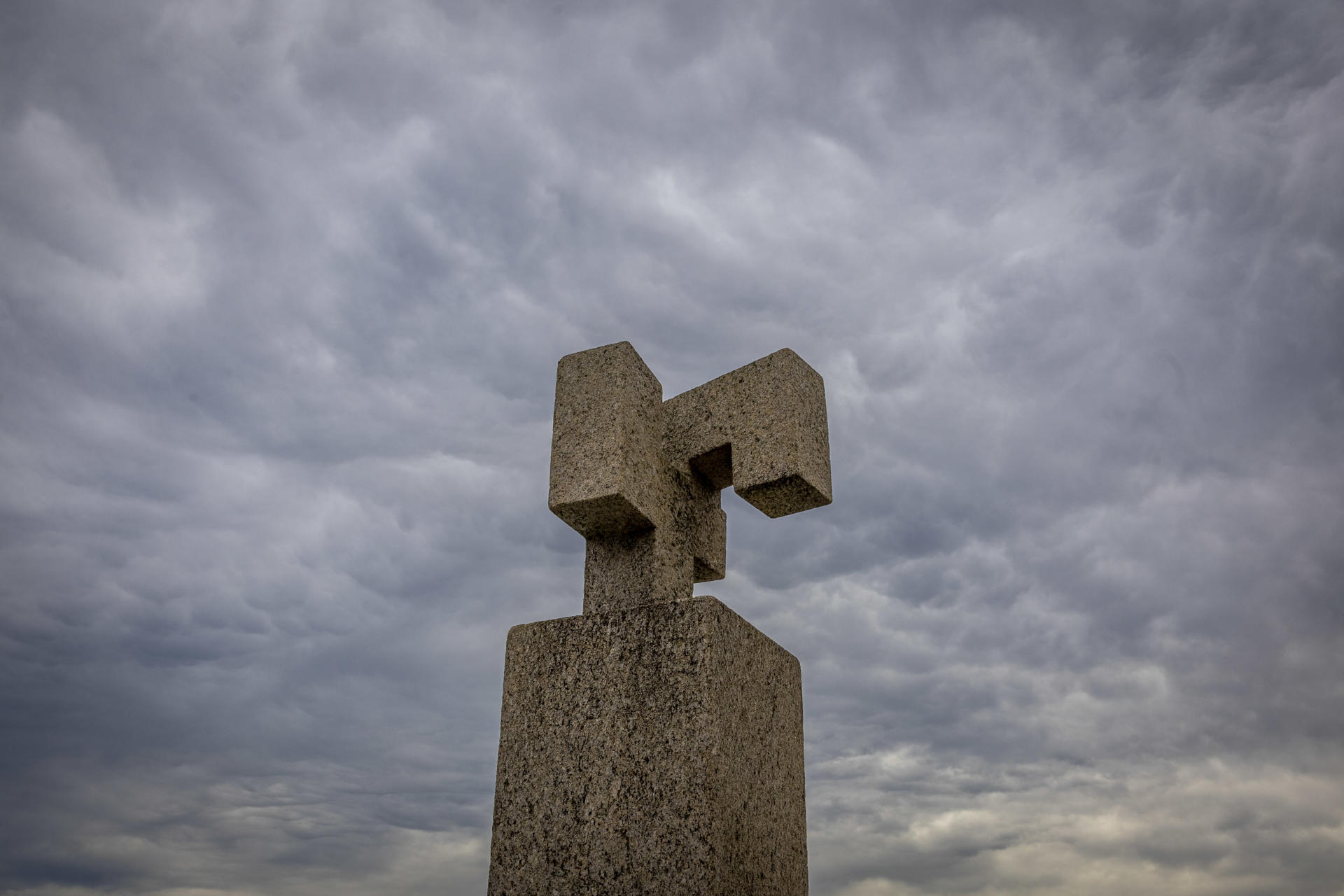 Vista de la escultura 'Homenaje a Fleming', de Eduado Chillida, este miércoles en San Sebastián. EFE/Javier Etxezarreta
