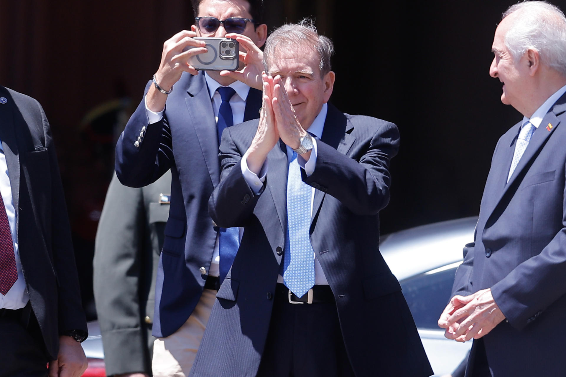 El líder opositor venezolano Edmundo González Urrutia saluda a su llegada este sábado, a la Casa Rosada en Buenos Aires (Argentina). EFE/ Juan Ignacio Roncoroni
