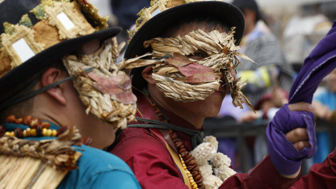 Integrantes de una comparsa participan en el 'Desfile de la Familia Castañeda' durante el Carnaval de Negros y Blancos este sábado, en Pasto (Colombia). EFE/ Mauricio Dueñas Castañeda
