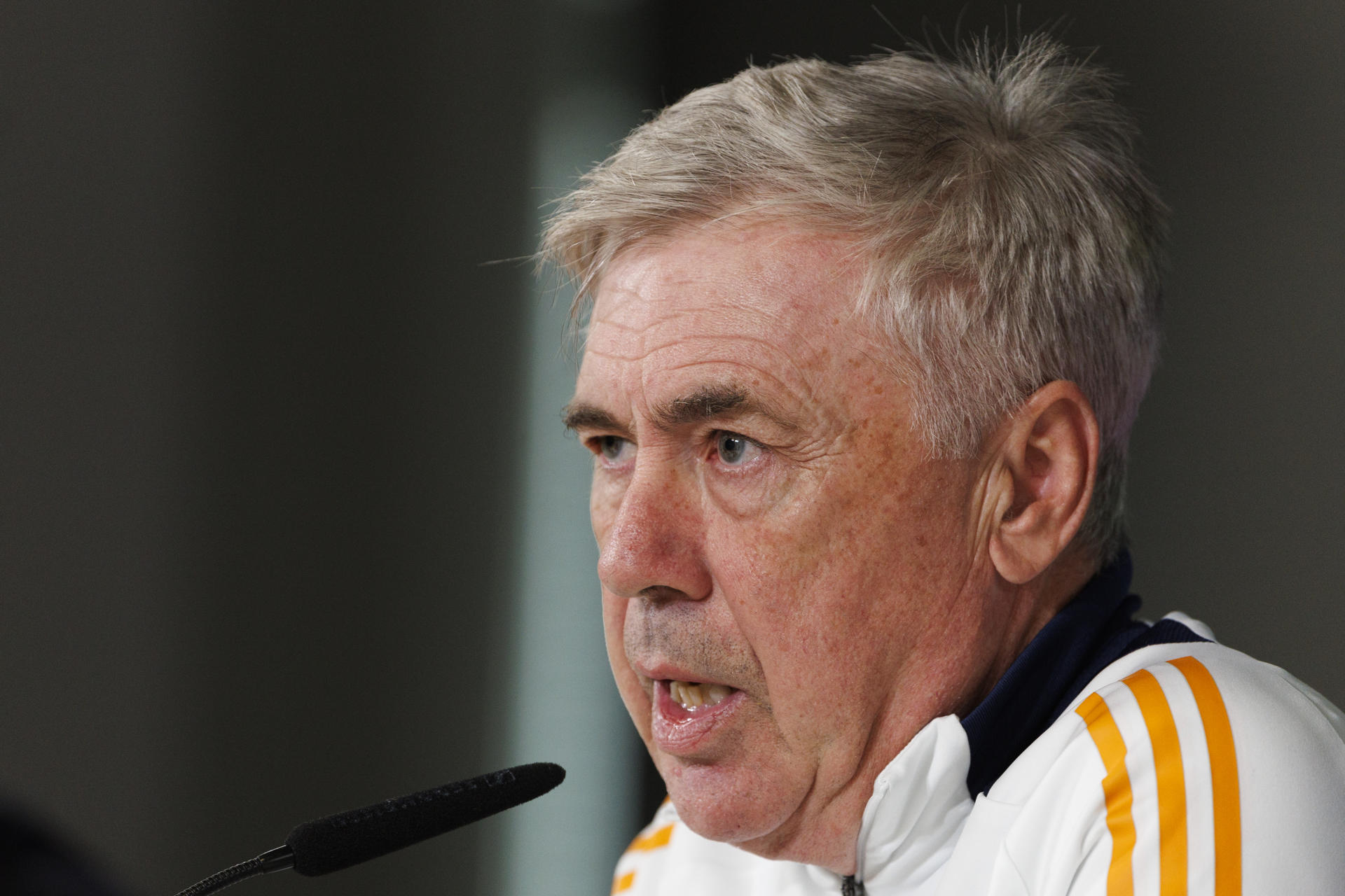 El entrenador del Real Madrid, Carlo Ancelotti, durante la rueda de prensa posterior al entrenamiento previo al partido de Copa del Rey contra la Deportiva Minera en la Ciudad Real Madrid en Valdebebas, Madrid, este domingo. EFE/Sergio Pérez
