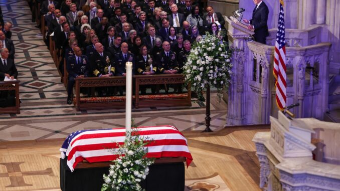 El presidente de EE.UU, Joe Biden (d) pronuncia un discurso durante el funeral del expresidente de EE.UU., Jimmy Carter en la Catedral Nacional de Washington (EE.UU). EFE/EPA/SAMUEL CORUM / POOL
