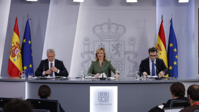 El ministro de Política Territorial, Ángel Víctor Torres (i), la ministra de Educación, Pilar Alegría (c) y el ministro de Economía, Carlos Cuerpo (d) durante la rueda de prensa tras el Consejo de Ministros celebrado este martes en La Moncloa. EFE/ Javier Lizón
