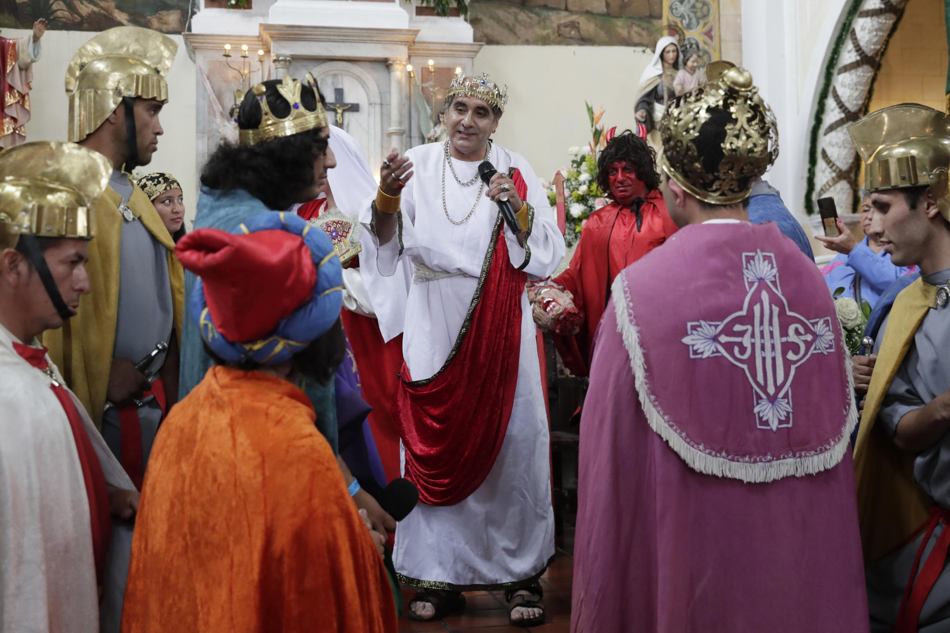 Actores interpretan una escena durante una celebración de la fiesta de Reyes Magos este domingo, en la Parroquia de Nuestra Señora de Egipto, en el barrio Egipto, en Bogotá (Colombia).  EFE/ Carlos Ortega
