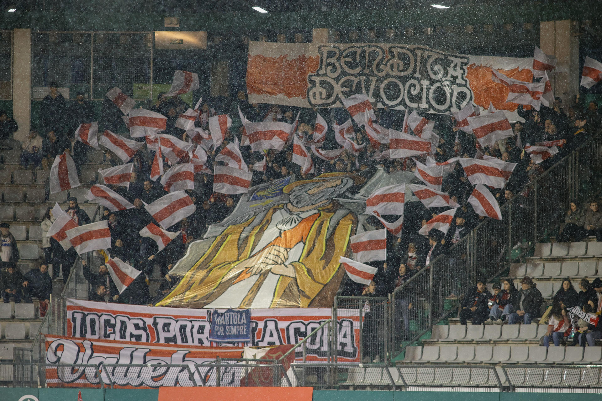 Aficionados del Rayo Vallecano durante el encuentro de este viernes. EFE / Kiko Delgado.
