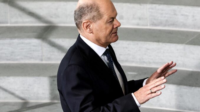 El canciller alemán Olaf Scholz gesticula antes de asistir a la reunión semanal del gabinete del gobierno alemán en la Cancillería, en Berlín, Alemania, 15 de enero de 2025. (Germany) EFE/EPA/FILIP SINGER
