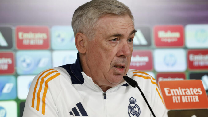 El entrenador del Real Madrid Carlo Ancelotti durante la rueda de prensa posterior al entrenamiento que el conjunto ha llevado a cabo este jueves en la Ciudad Deportiva de Valdebebas, en Madrid, previo a su partido de Liga de mañana, ante el Valencia. EFE/ J.P.Gandul
