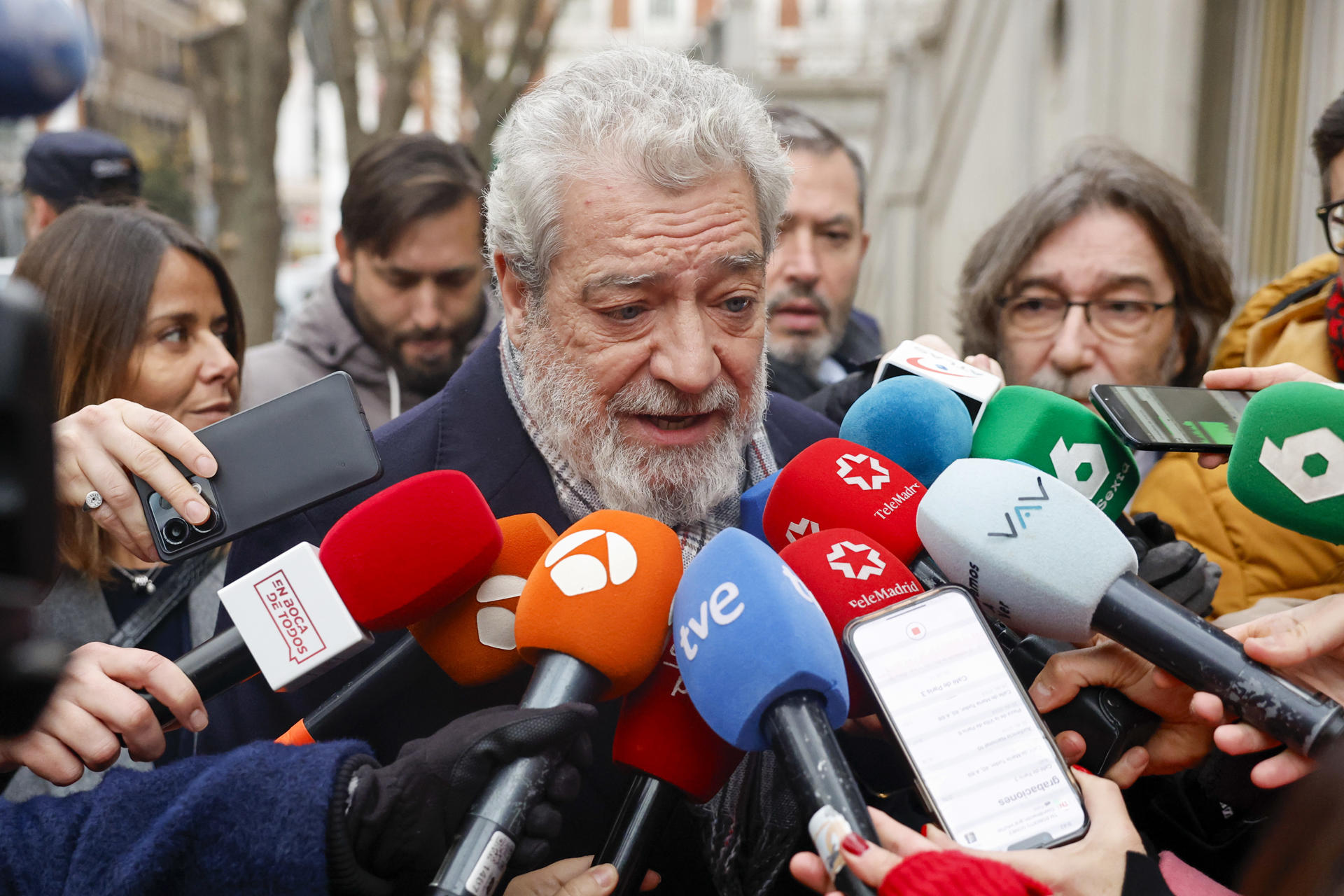 El director de gabinete de la presidenta de la Comunidad de Madrid, Miguel Ángel Rodríguez se dirige a los medios antes de declarar en calidad de testigo ante el juez del Tribunal Supremo que investiga al fiscal general del Estado, Álvaro García Ortiz, por una supuesta filtración de información del novio de Isabel Díaz Ayuso. EFE/ Sergio Pérez
