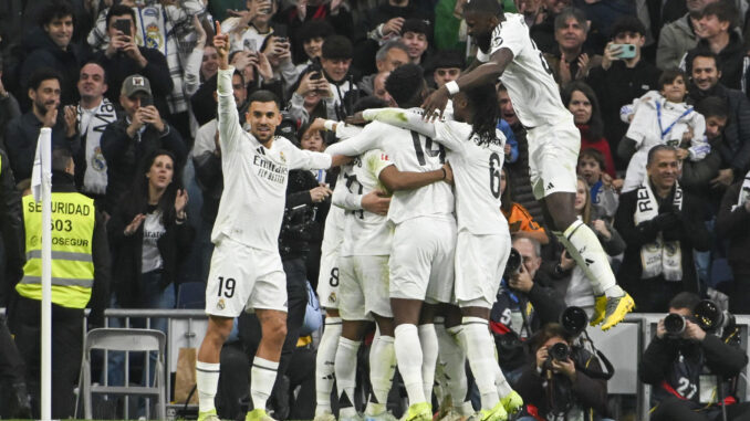 Los jugadores del Real Madrid celebran un gol en el estadio Santiago Bernabéu en foto de archivo de Fernando Villar. EFE
