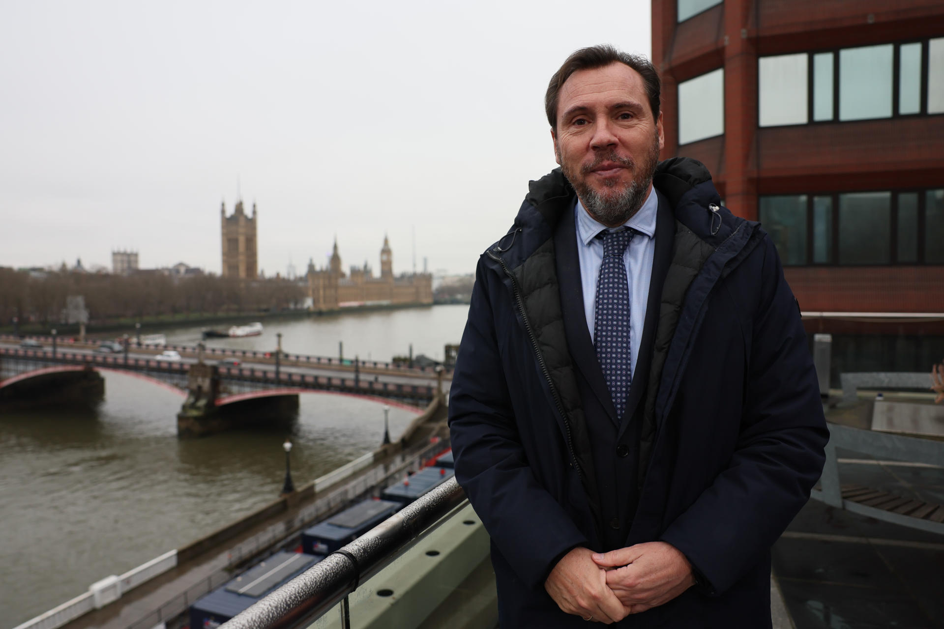 El ministro español de Transportes, Óscar Puente (c), tras reunirse en Londres con el secretario general de la Organización Marítima Internacional (OMI), Arsenio Domínguez, este miércoles en la Sede de la Organización Marítima Internacional (OMI). EFE/ Isabel Infantes
