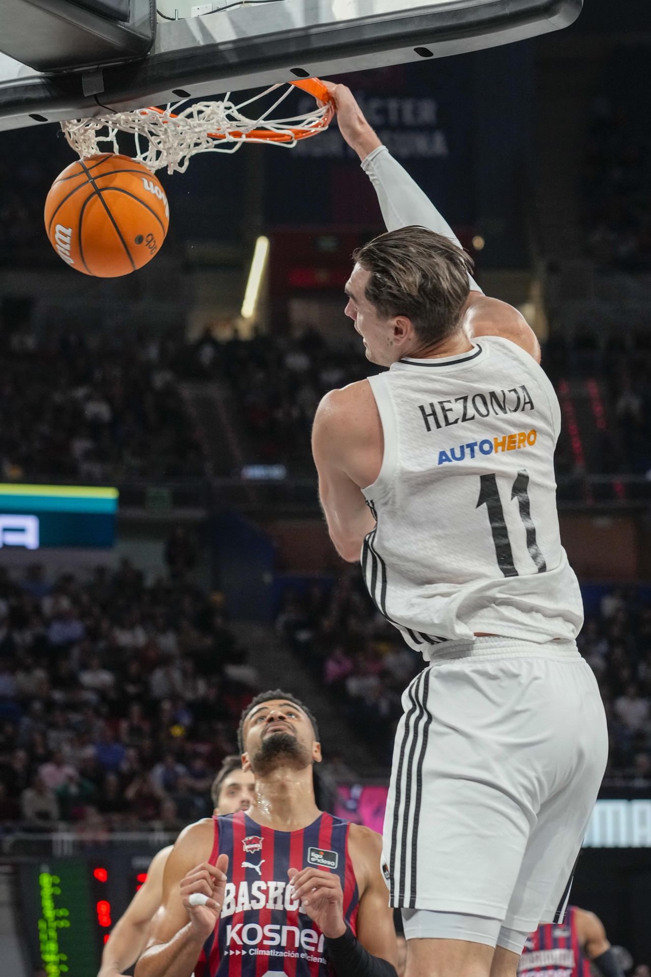 El alero croata del Real Madrid Mario Hezonja (d) remata a canasta durante el encuentro correspondiente a la fase regular de la Liga Endesa que disputan hoy lunes frente a Baskonia en el Fernando Buesa de Vitoria. EFE / ADRIÁN RUIZ HIERRO
