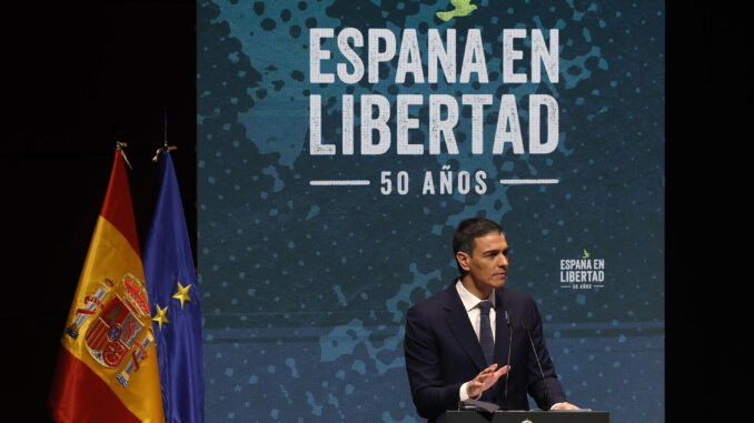 El presidente del Gobierno, Pedro Sánchez, durante su intervención el primer acto por el 50 aniversario de la muerte de Franco y el inicio del proceso hacia la democracia celebrado este miércoles en Madrid. EFE/ Juanjo Martin
