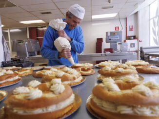 Con la llegada de los Reyes Magos también llegan los roscones, un producto gastronómico que en la pastelería Arrasate de Villava (Navarra) sustituye el haba tradicional por los kilikis y zaldikos de la Comparsa de Gigantes y Cabezudos de Pamplona que desfilan en fechas festivas por las calles de la capital navarra. Juantxo Arrasate, jefe de pastelería, comenzó hace unos veinte años a introducir estas figuras relacionadas con la cultura local en los roscones de reyes que hace que este dulce sea a la vez tan sanferminero y rico. EFE/Villar López