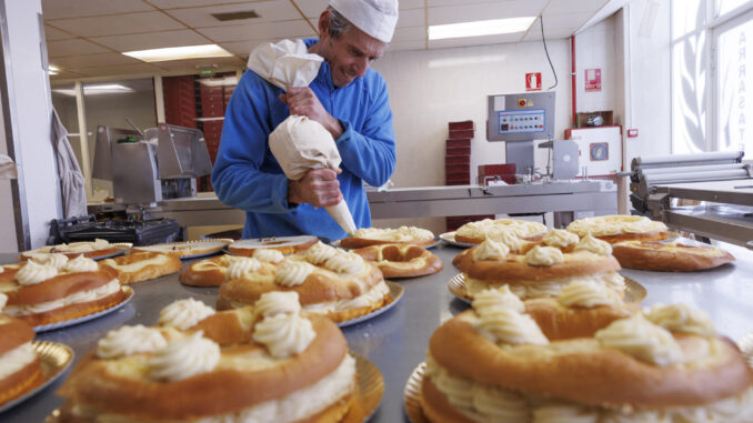 Con la llegada de los Reyes Magos también llegan los roscones, un producto gastronómico que en la pastelería Arrasate de Villava (Navarra) sustituye el haba tradicional por los kilikis y zaldikos de la Comparsa de Gigantes y Cabezudos de Pamplona que desfilan en fechas festivas por las calles de la capital navarra. Juantxo Arrasate, jefe de pastelería, comenzó hace unos veinte años a introducir estas figuras relacionadas con la cultura local en los roscones de reyes que hace que este dulce sea a la vez tan sanferminero y rico. EFE/Villar López
