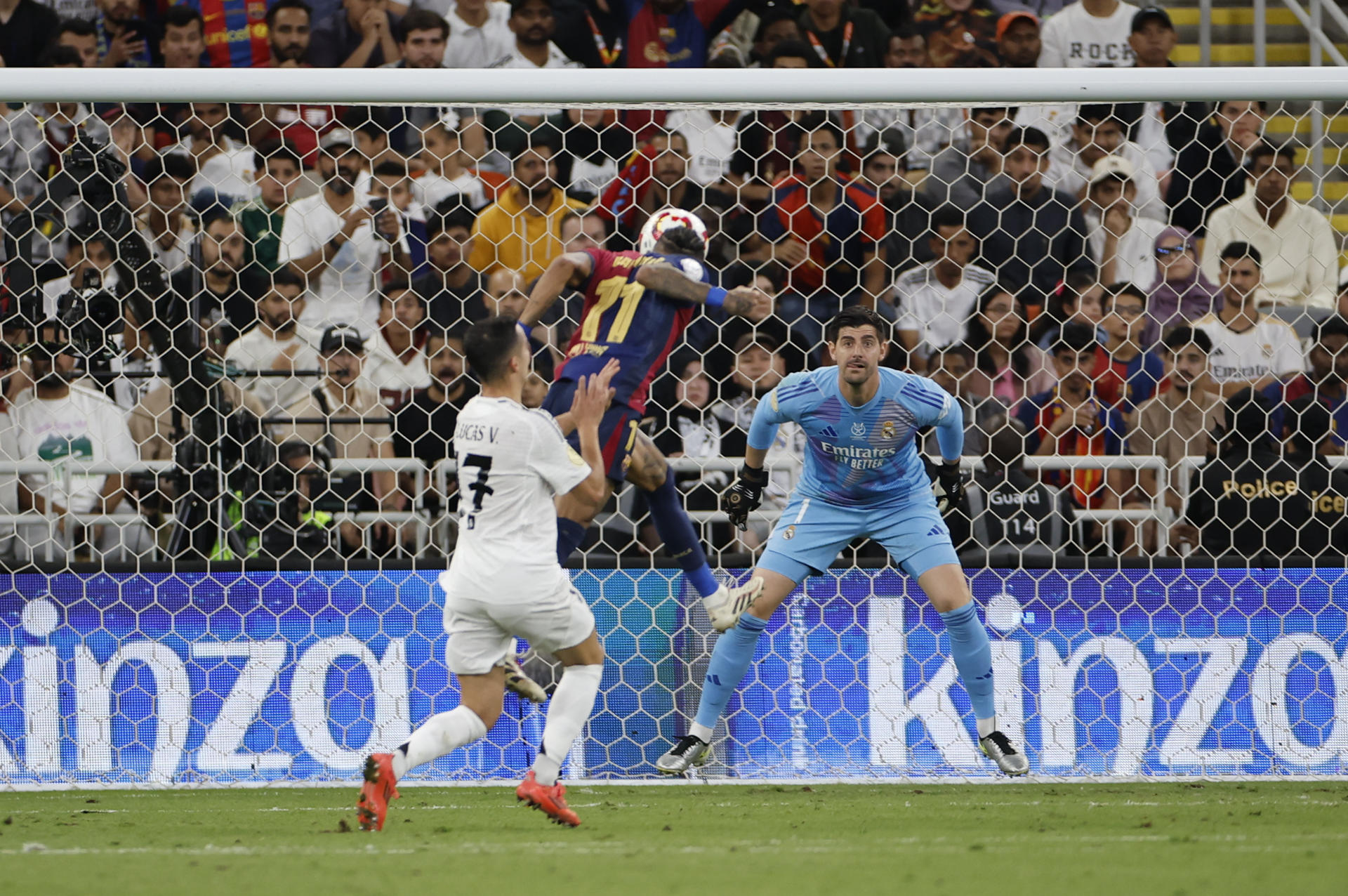 El delantero brasileño del Barcelona Raphinha (c) consigue el tercer gol de su equipo, durante el partido de la final de la Supercopa de España de fútbol entre el Real Madrid y el FC Barcelona, este domingo en Yeda, Arabia Saudí. EFE/ Alberto Estévez
