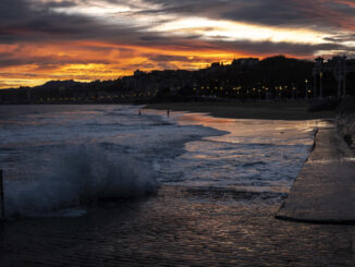 Vista del amanecer este martes en la playa de Ondarreta de San Sebastián.EFE/Javier Etxezarreta