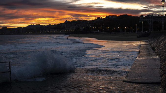 Vista del amanecer este martes en la playa de Ondarreta de San Sebastián.EFE/Javier Etxezarreta
