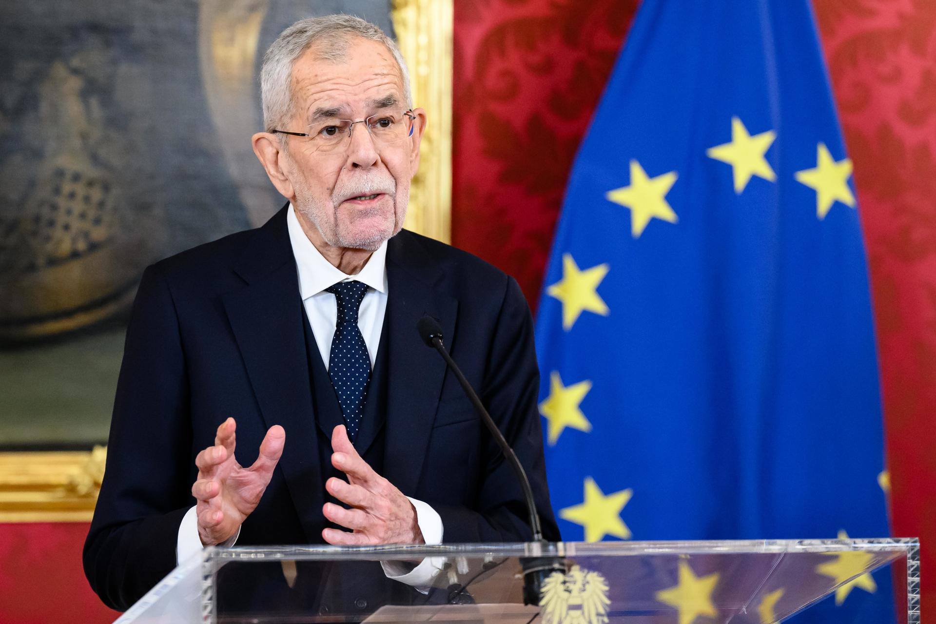 El presidente federal austriaco Alexander Van der Bellen ofrece una conferencia de prensa tras una reunión con el presidente del Partido de la Libertad de Austria (FPOe), en Viena, Austria, 06 de enero de 2025. El presidente austriaco ha encargado al líder del FPOe, Herbert Kickl, que mantenga conversaciones con el OeVP sobre la formación de un gobierno federal tras el fracaso de las negociaciones de coalición entre el OeVP y el SPOe. (Viena) EFE/EPA/MAX SLOVENCIK
