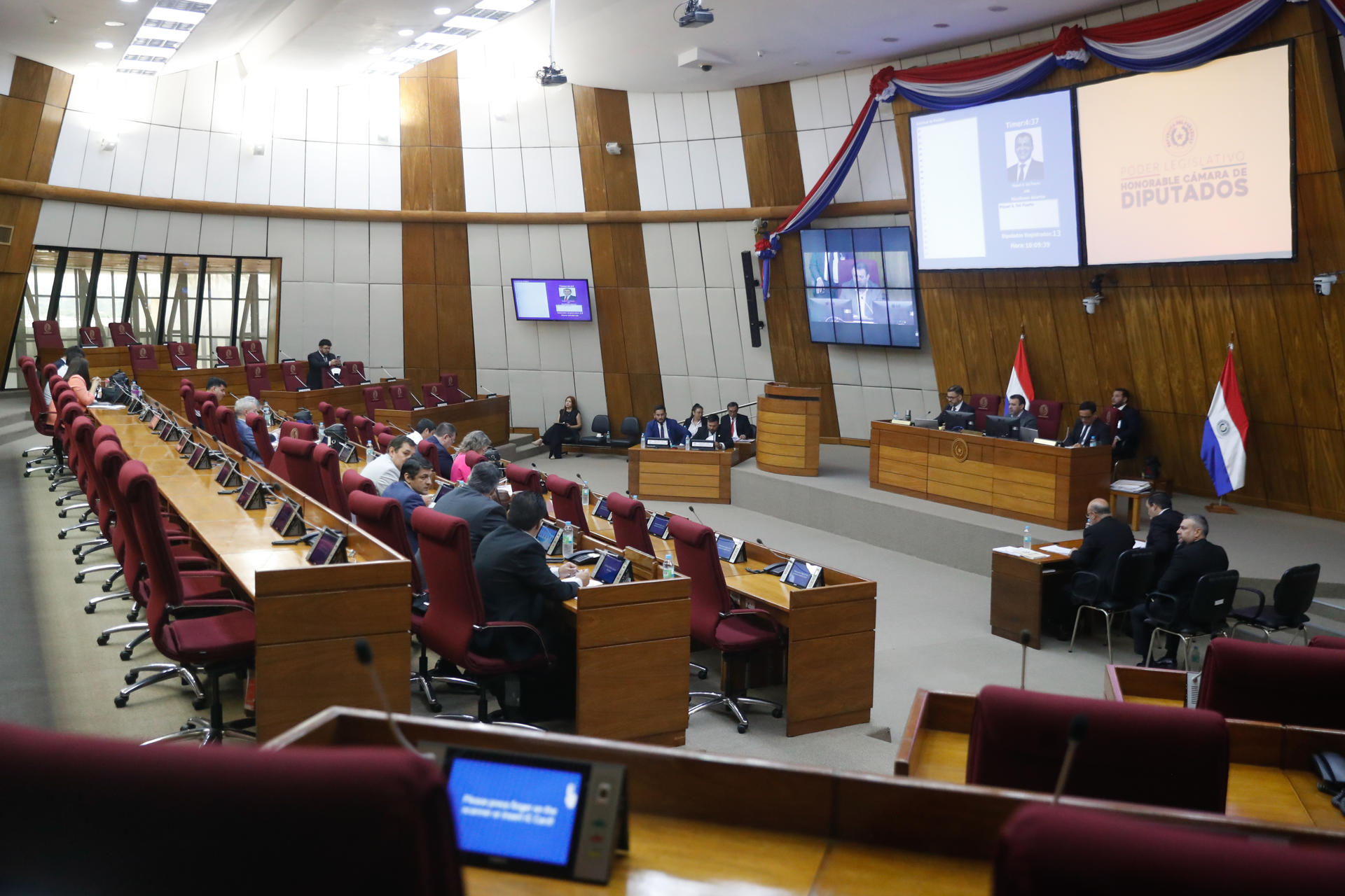 Congresistas participan durante una sesión en la Cámara de diputados este miércoles, en Asunción (Paraguay). EFE/ Juan Pablo Pino
