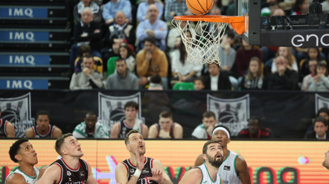 Jugadores de ambos equipos disputan el rebote en el partido de Liga Endesa entre el Bilbao Basket y el Unicaja Málaga que se disputó en el Bilbao Arena. EFE/ Luis Tejido
