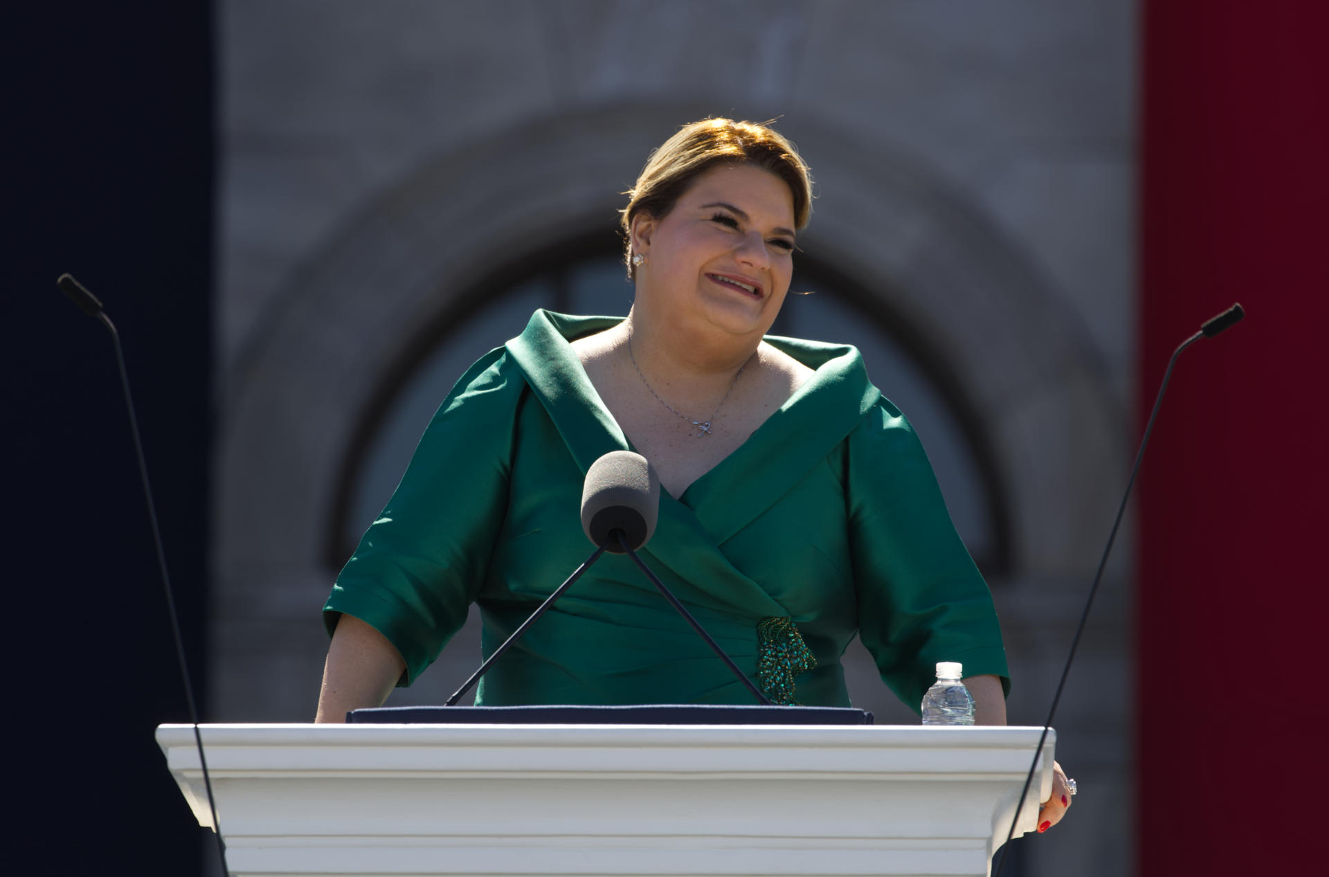 La gobernadora de Puerto Rico Jenniffer González pronuncia un discurso durante su investidura este jueves, frente al Capitolio en San Juan (Puerto Rico). EFE/ Thais Llorca
