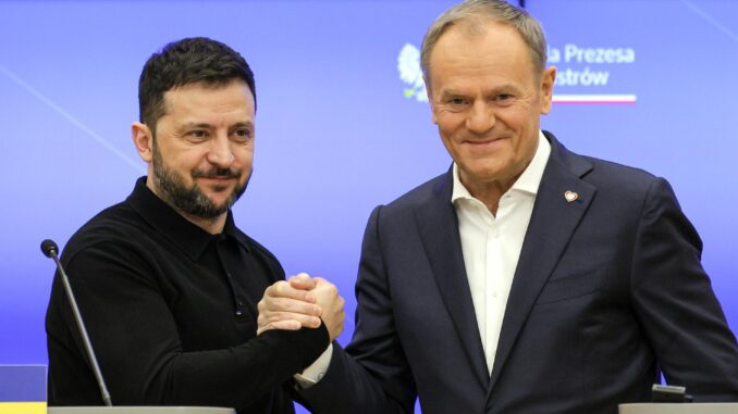 Tusk (D) y el presidente ucraniano Volodymyr Zelensky (I) se dan la mano durante una conferencia de prensa conjunta tras su reunión en la oficina del primer ministro en Varsovia, Polonia, el 15 de enero de 2025. Su reunión tiene lugar al comienzo de la presidencia polaca del Consejo de la UE, 'un momento importante para Ucrania y Polonia', dijo Tusk. (Zelenski, Polonia, Ucrania, Varsovia) EFE/EPA/PAWEL SUPERNAK POLONIA FUERA
