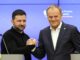 Tusk (D) y el presidente ucraniano Volodymyr Zelensky (I) se dan la mano durante una conferencia de prensa conjunta tras su reunión en la oficina del primer ministro en Varsovia, Polonia, el 15 de enero de 2025. Su reunión tiene lugar al comienzo de la presidencia polaca del Consejo de la UE, 'un momento importante para Ucrania y Polonia', dijo Tusk. (Zelenski, Polonia, Ucrania, Varsovia) EFE/EPA/PAWEL SUPERNAK POLONIA FUERA