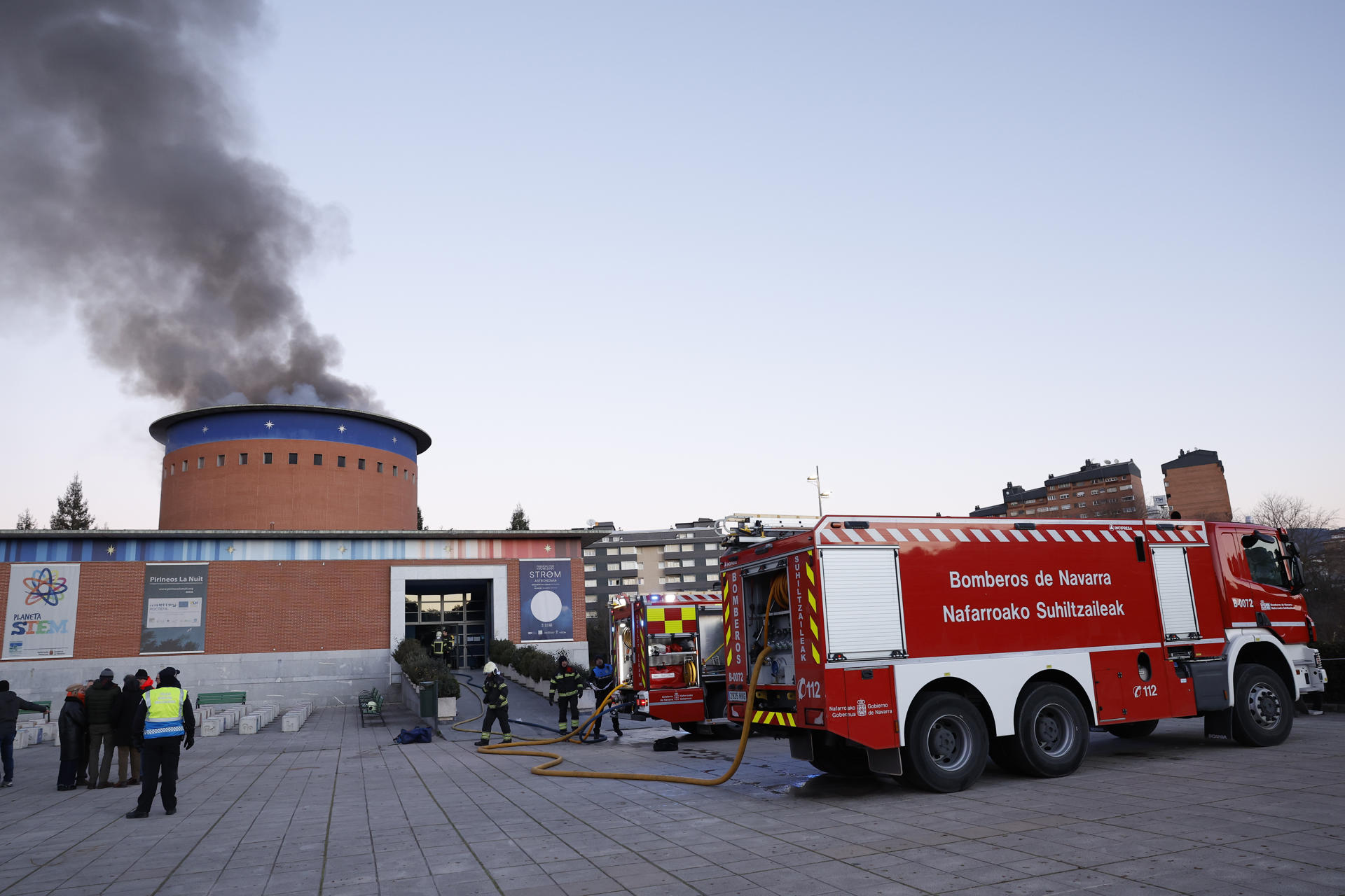 Declarado un incendio este martes en el Planetario de Pamplona, sin daños personales, al estar cerrado y en cuya extinción trabajan efectivos de bomberos. EFE/ Villar Lopez
