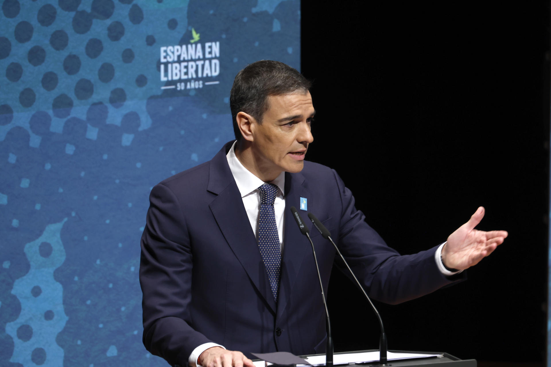 El presidente del Gobierno, Pedro Sánchez, durante su intervención el primer acto por el 50 aniversario de la muerte de Franco y el inicio del proceso hacia la democracia celebrado este miércoles en Madrid. EFE/ Juanjo Martin
