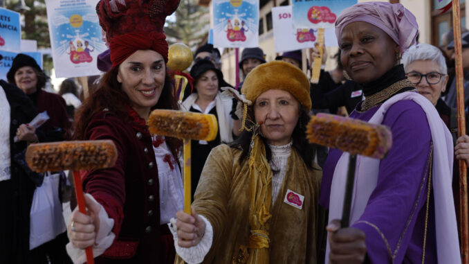 Vista de las tres reinas magas durante la Cavalcada de les Magues, que este año celebra su décimo aniversario, tiene lugar en Catarroja para acompañar a los más pequeños de las zonas afectadas por la dana en la plaza del Mercado Municipal. EFE/ Kai Forsterling
